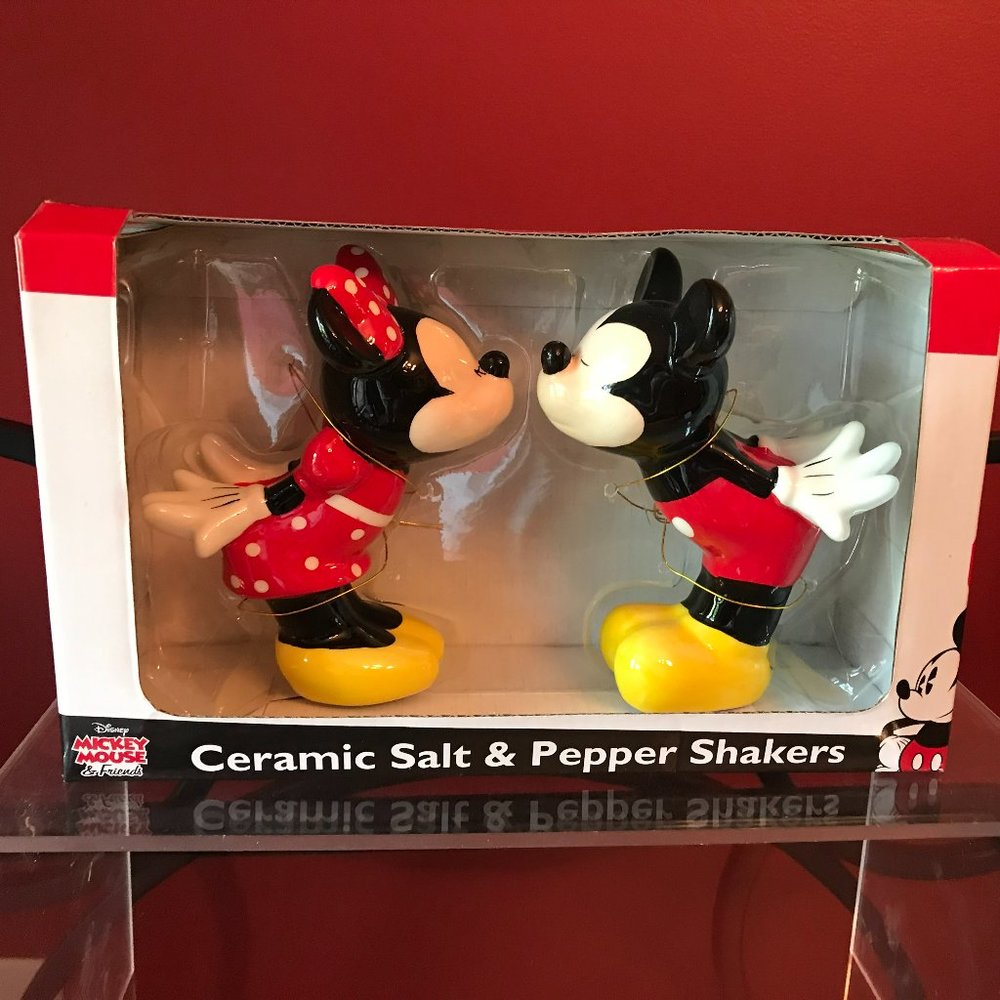 Disney ceramic Mickey & Minnie Mouse kissing Salt & Pepper Shakers NIB